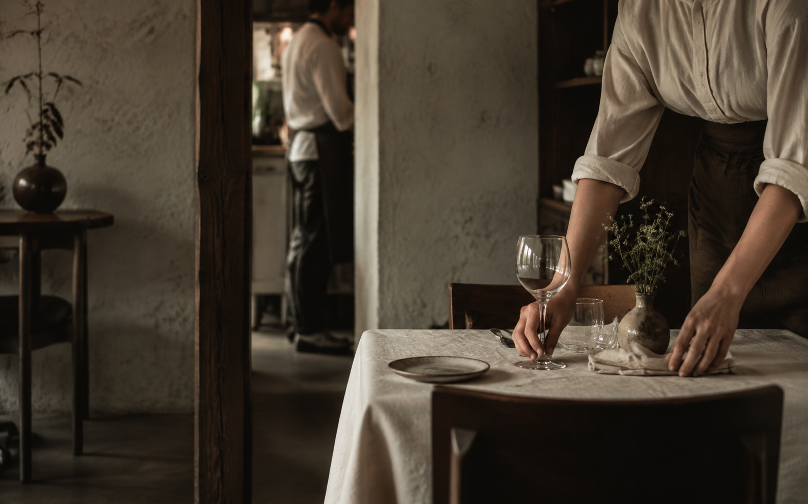 Une table dressée avec soin dans un restaurant indépendant